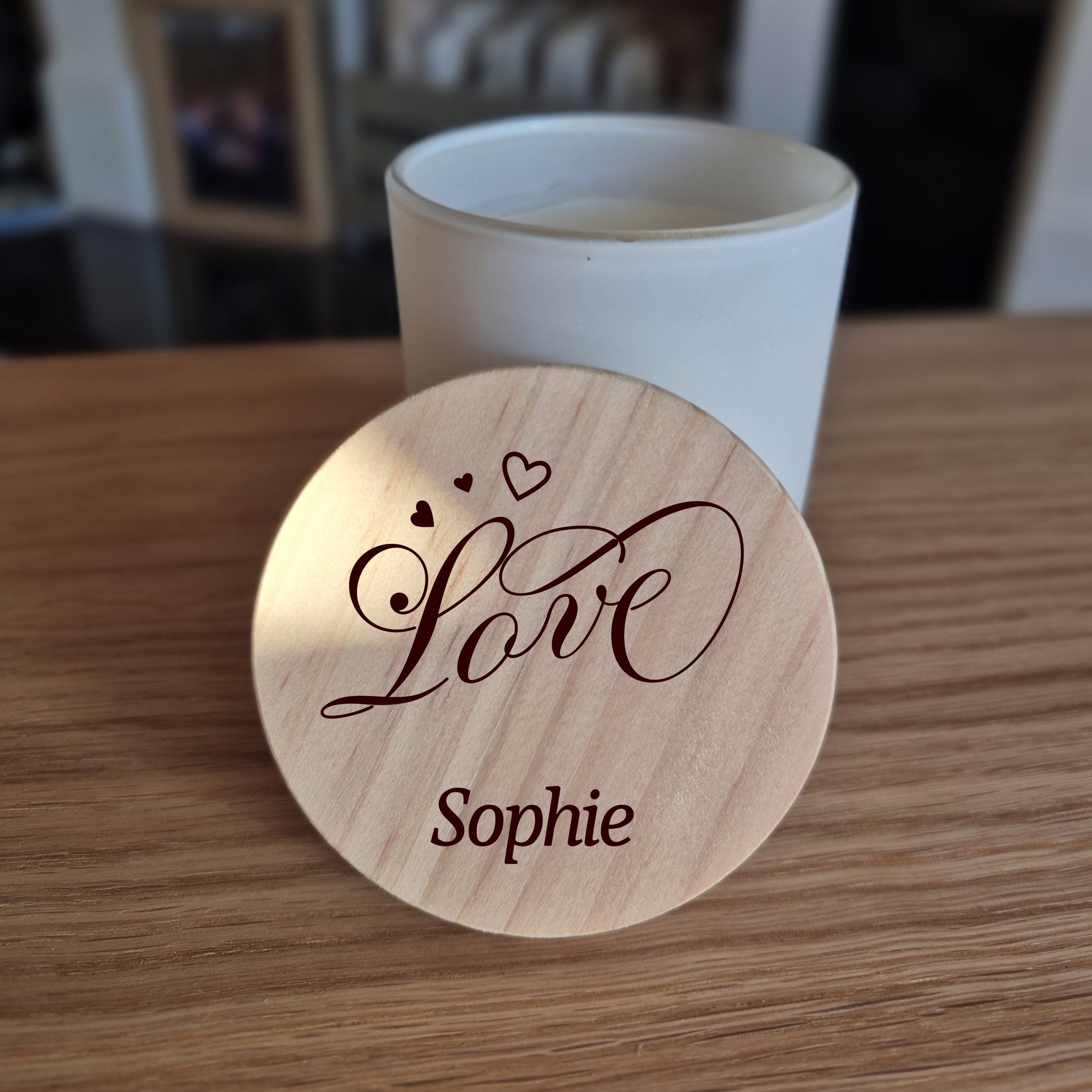 White jar candle with engraved wooden lid 'Love Sophie' engraving 