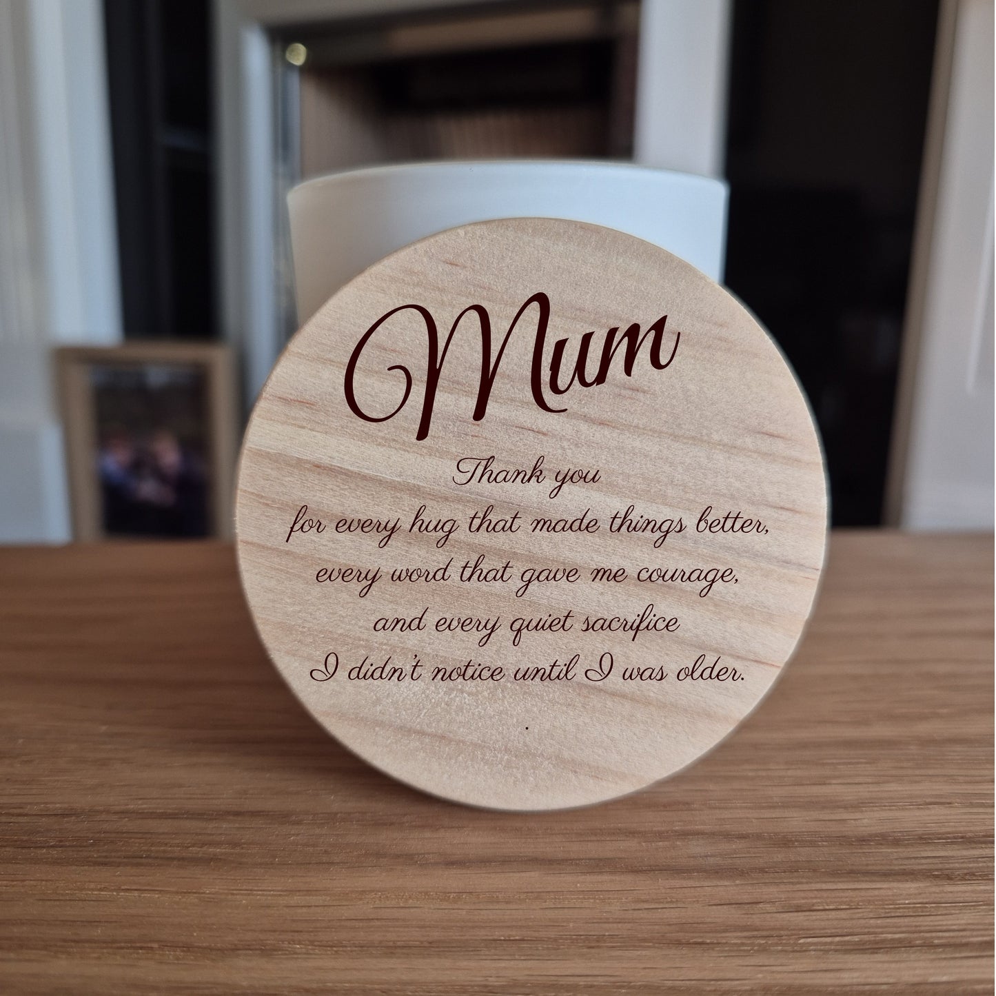 Soy candle with a wooden lid with 'Mum' and a message engaved on a wooden surface.
