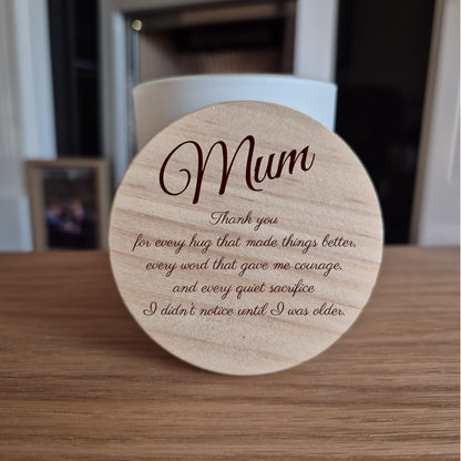 Soy candle with a wooden lid with 'Mum' and a message engaved on a wooden surface.