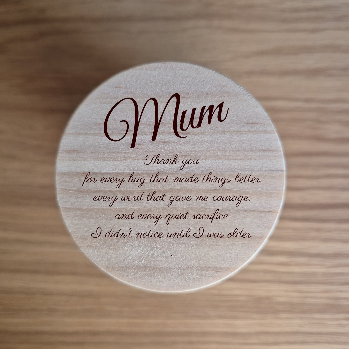 Soy candle with a wooden lid with 'Mum' and a message engaved on a wooden surface.