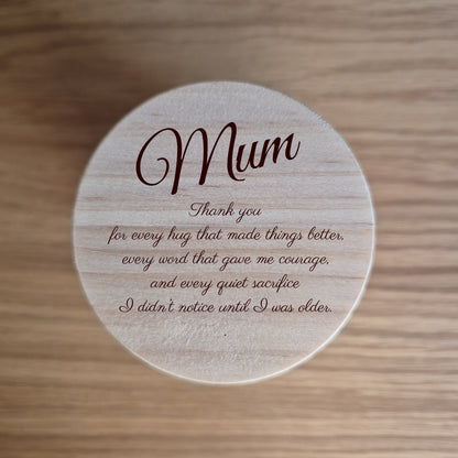 Soy candle with a wooden lid with 'Mum' and a message engaved on a wooden surface.