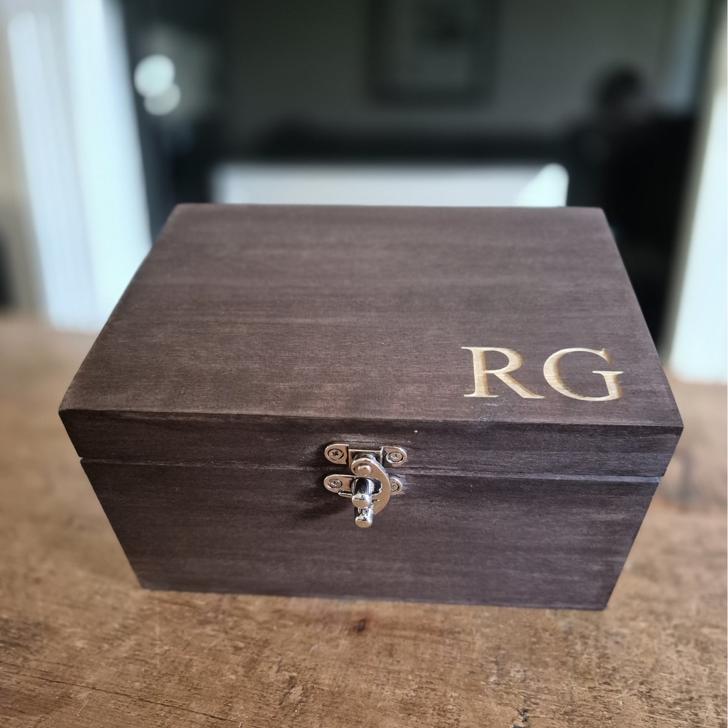 Wooden whisky box with engraved text containing an engraved whiskey glass, stones and oak coaster.